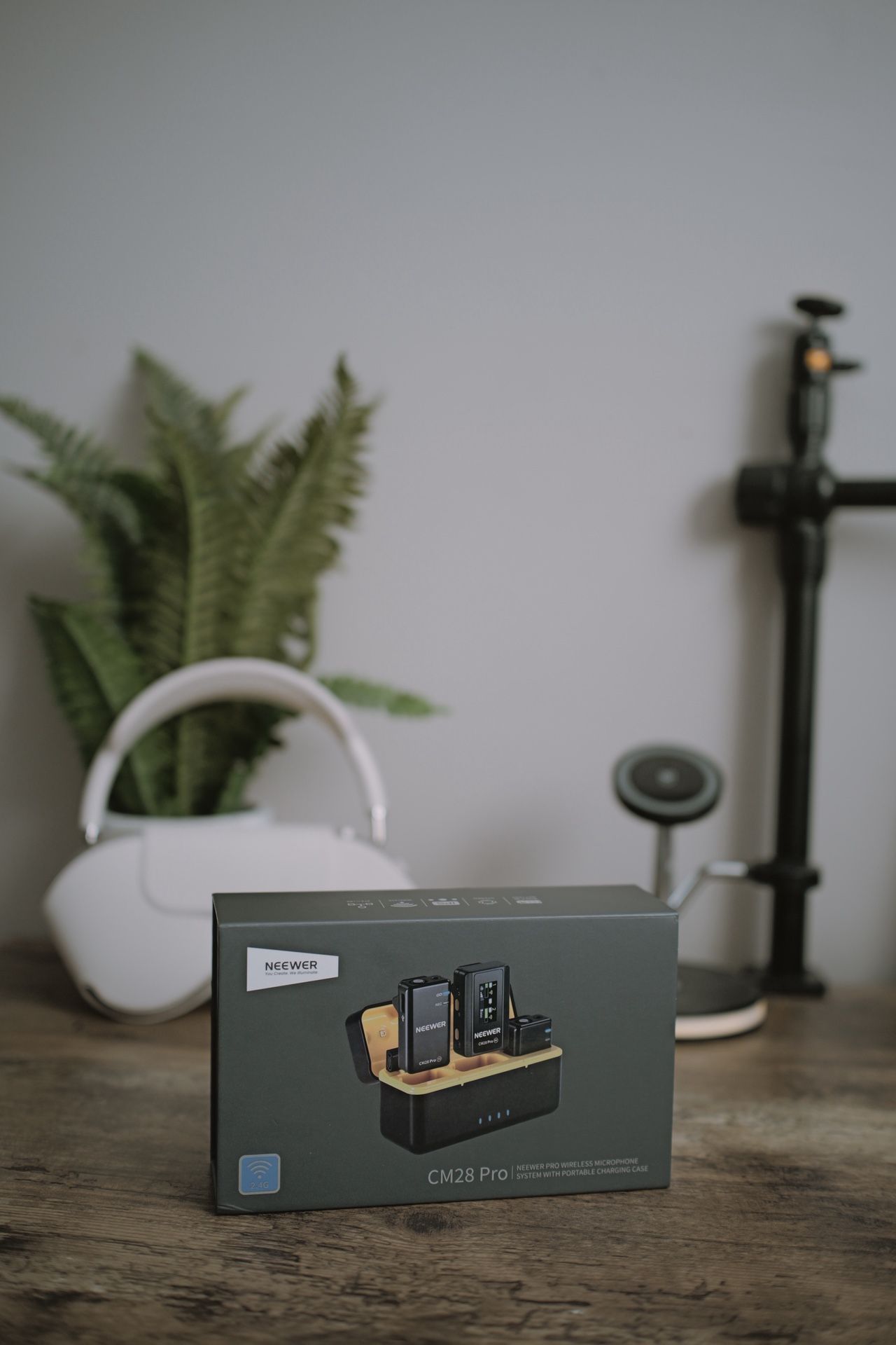 Neewer CM28 Pro Wireless Microphones