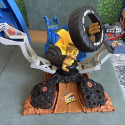 Hot wheels monster truck crushzilla playset