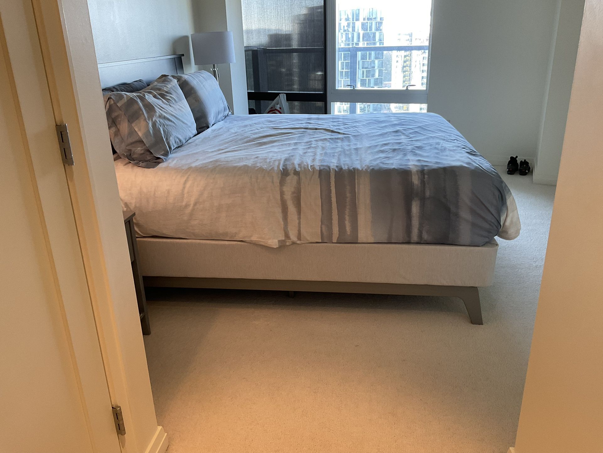 King Size Base With Frame for Sale in Bellevue, WA OfferUp