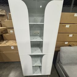 White Display Shelves With Glass Doors (2.2) Estantes de exhibición blancos con puertas de vidrio
