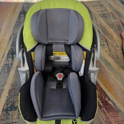 Green Baby Trend Infant Carrying Car Seat With Base