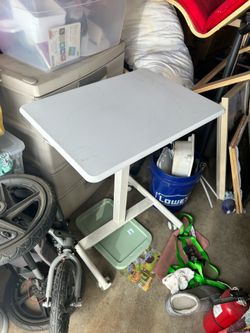 Standing desk/table