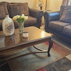 Very Nice Living Room Set All cushions Included