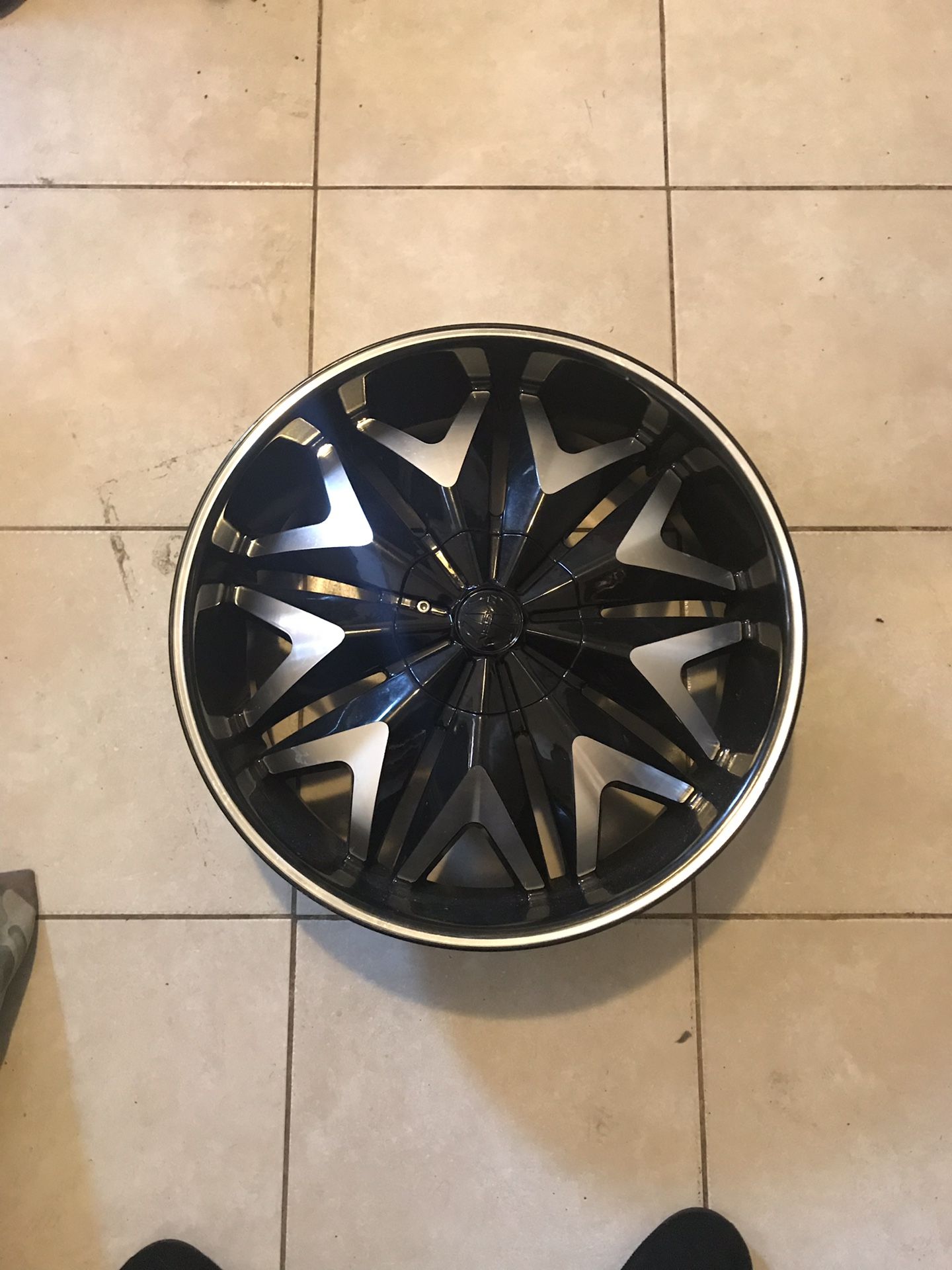 (4 ) never used! nearly mint condition 20 inch rims, black and Polished aluminum . Bolt Pattern list 5 X 115. Make sure u know what your lug pattern
