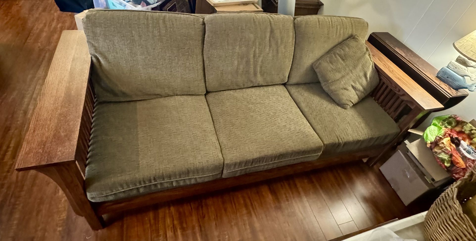 Beautiful Mission Couch With 2 Pillows