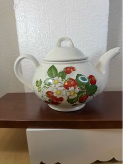The Portmeirion Pomona Strawberries Teapot
