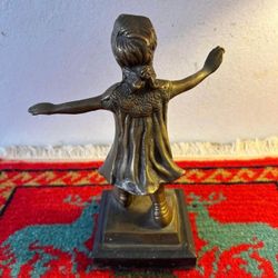 ADORNO ANTIGUO DE BRONCE DISEÑO NIÑA TRAVIESA 