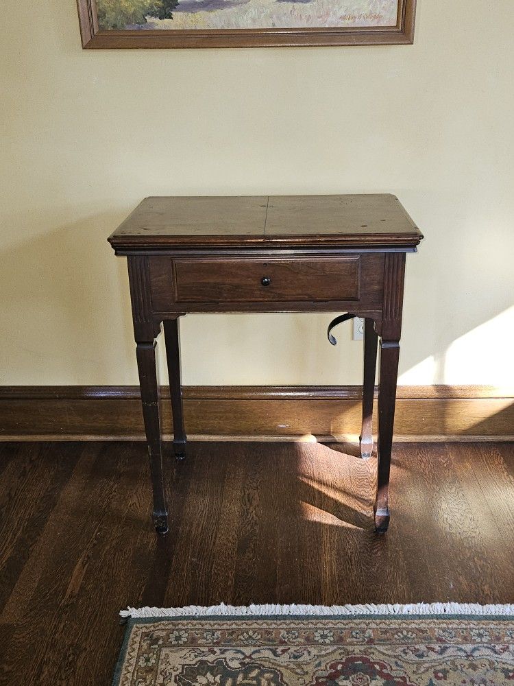 Singer Sewing Machine With Original Accessories