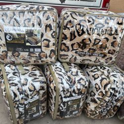 Blankets  Queen $25        Estamos Aqui 84 Ave Indian School Enfrente Del Frys 