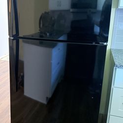 Whirlpool Top Freezer Refrigerator – Black – Great Condition