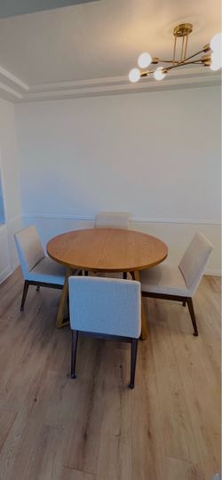 MCM round table, extendable. Chairs included!!