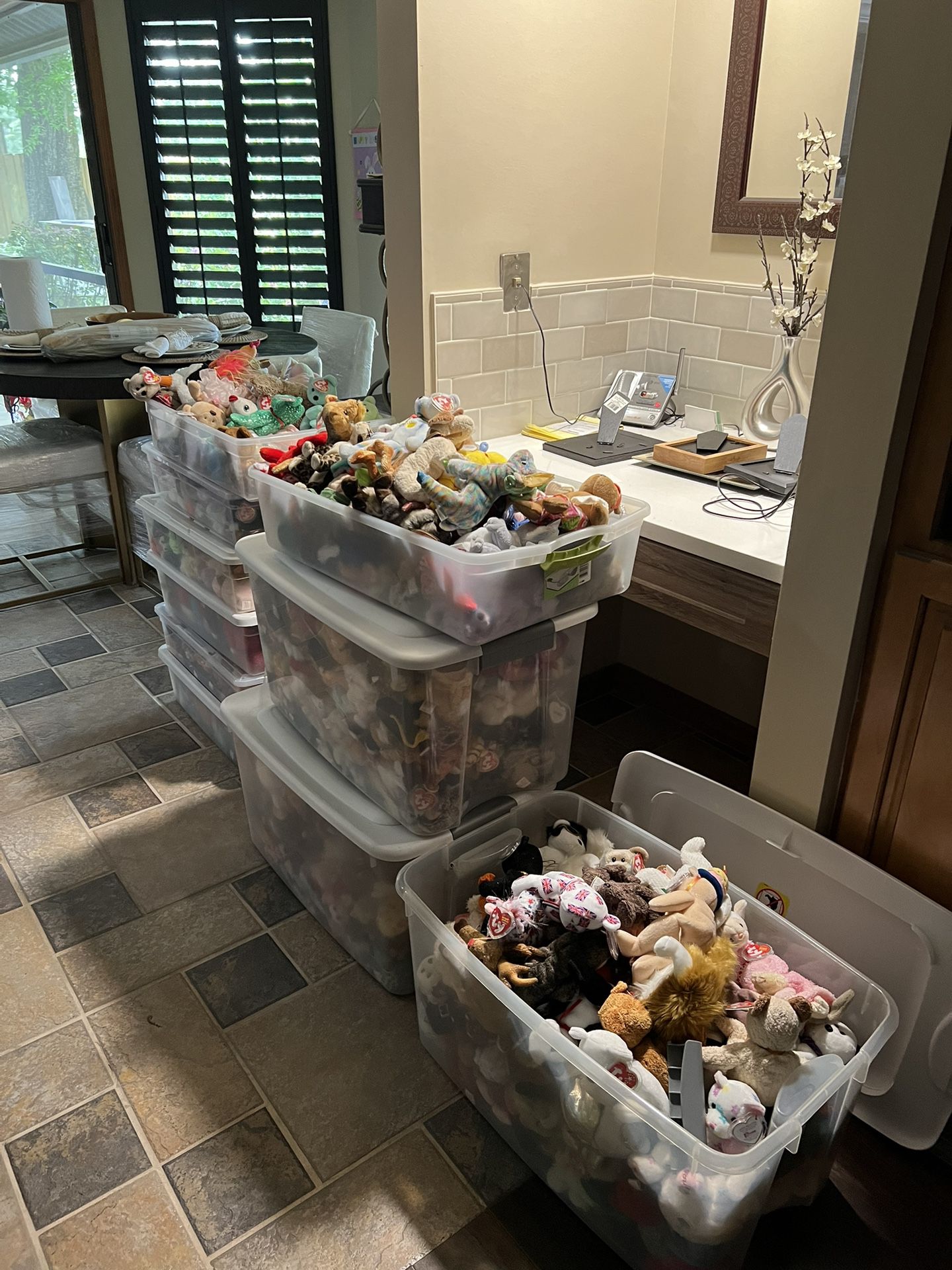 600 Assorted Beanie Baby’s Collectibles 