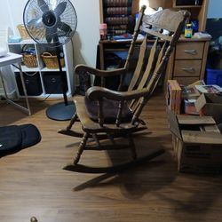Antique.
Medium to big size rocking chair