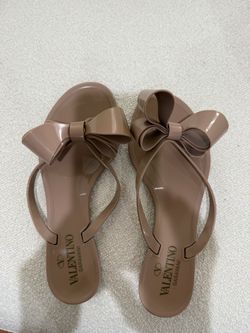 Valentino Garavani Rockstud Bow Jelly Sandals – Nude/Taupe – Size 36