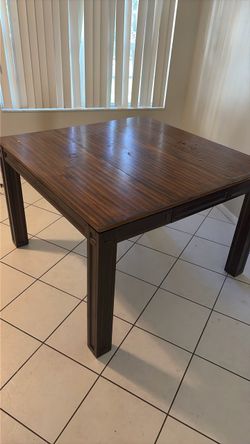 Free dining table