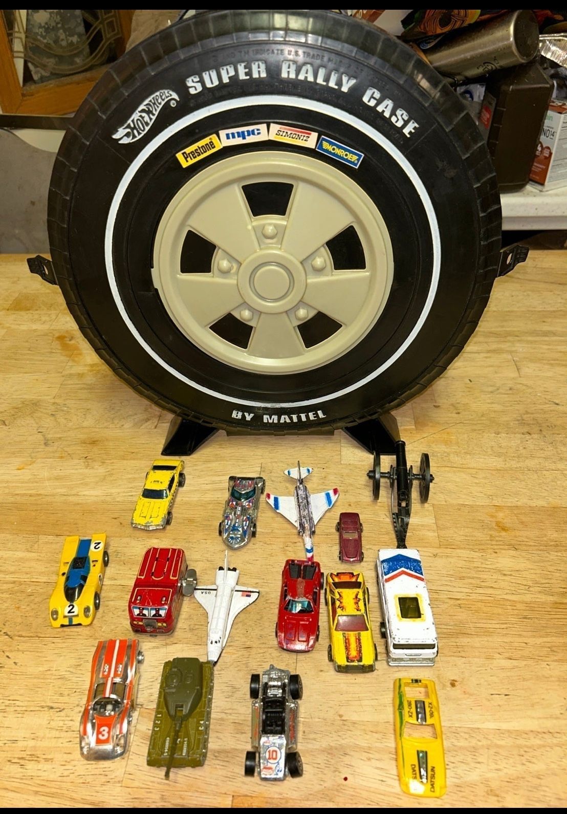 Vintage 1968 hotwheels super rally case Mattel with cars and planes