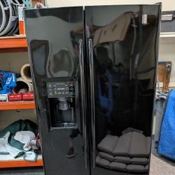  GE Profile PSS23LGSBB Refrigerator. Clean. Excellent Condition. $200 Firm