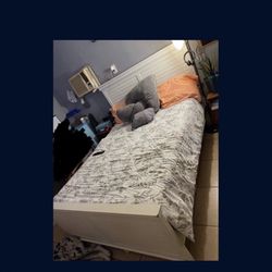 🎁BEAUTIFUL RUSTIC QUEEN SIZE BED FRAME- SOLID WOOD🎁