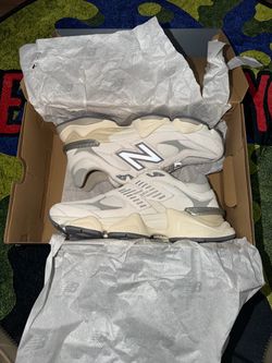 New balance 9060 unisex size 8 women’s size 9 1/2 cream color