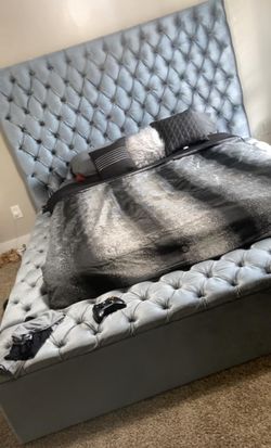 Queen size bed for sell! Must be able to pickup
