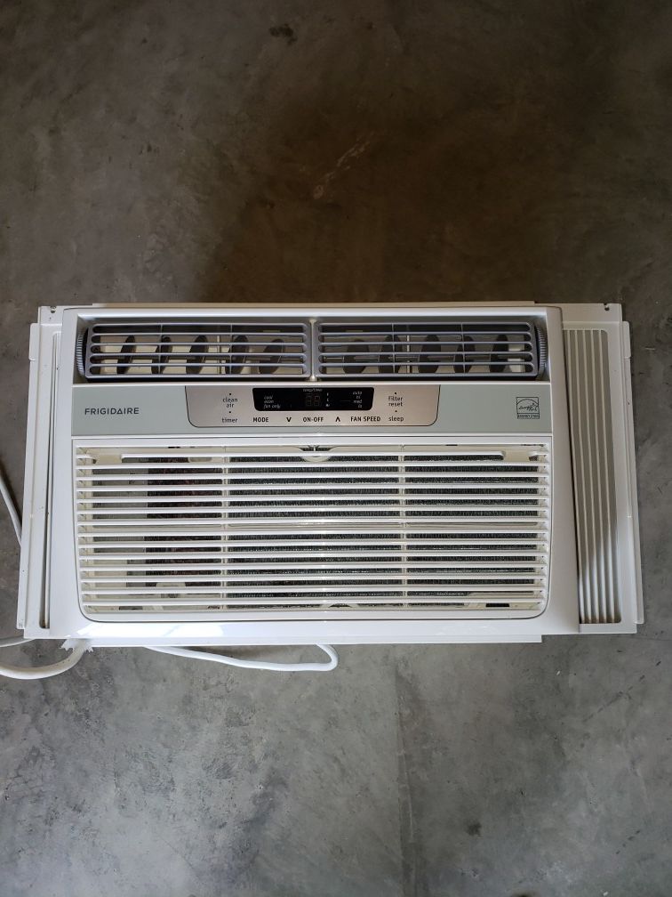 FRIGIDAIR Air Conditioner Unit