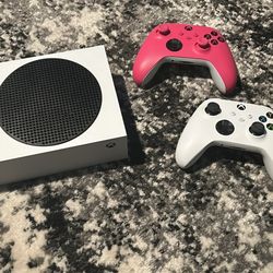 Xbox W/ 1tb Of Storage And Controllers