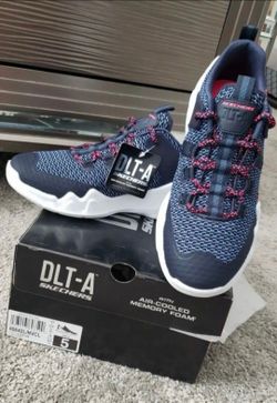 ✅️ Girls Skechers Running Shoes• Air Cooled Memory Foam• Size 5• New Condition• $30firm