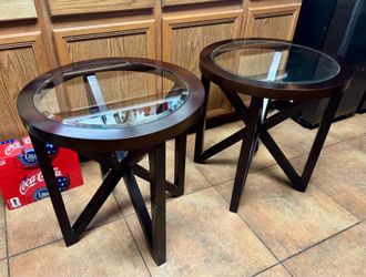 Pair of end tables/ nightstands