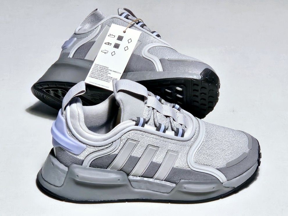 WOMEN'S SIZE 5: ADIDAS NMD_R1 SNEAKERS!!