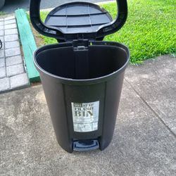 13 Gallon Trash Can