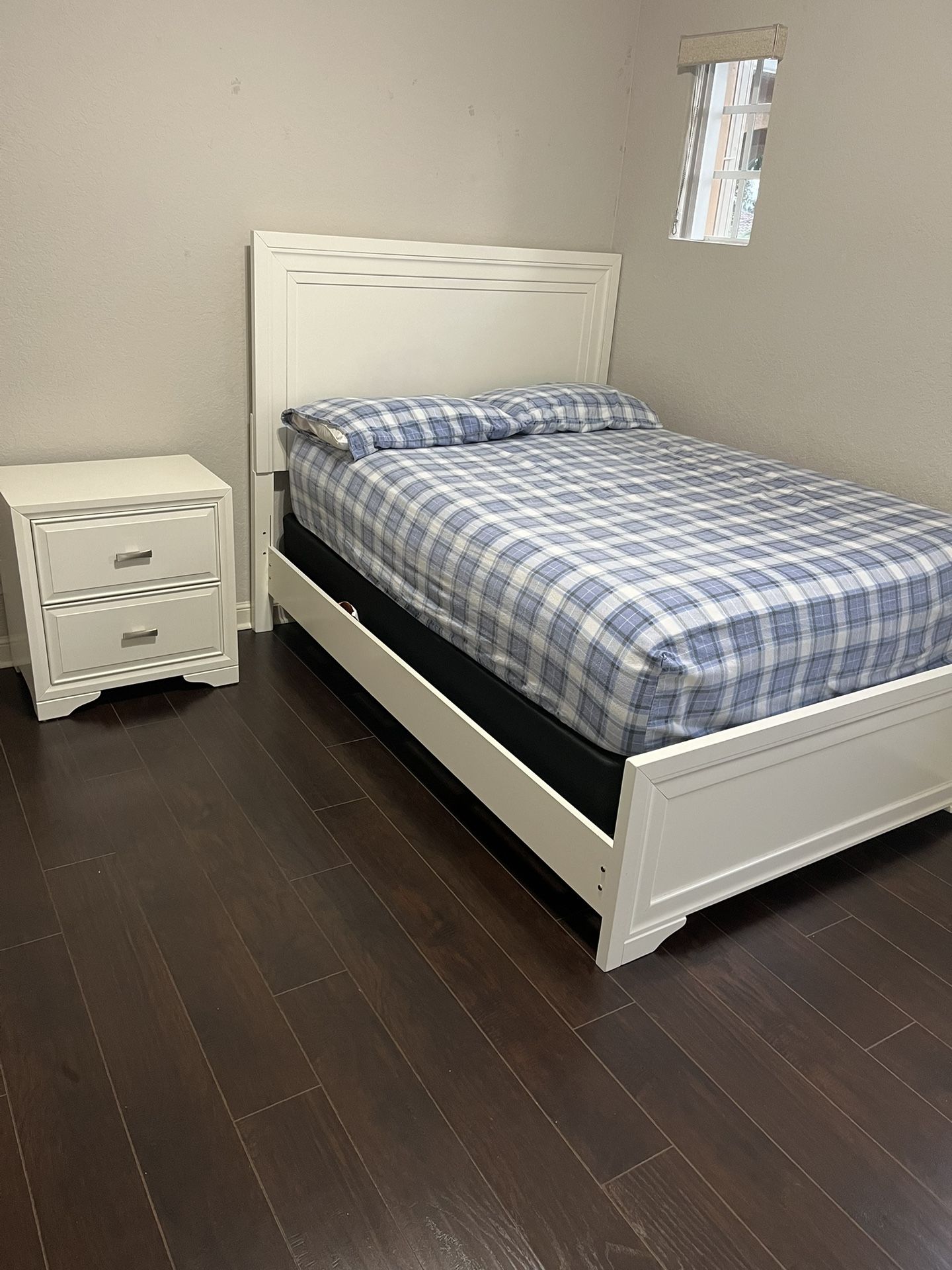 ESTATE SALE/ AWESOME FULL/ DOUBLE BEDROOM SET RETAIL IS $2,200
