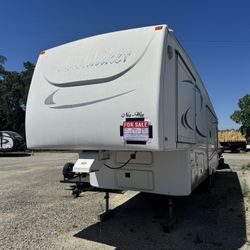 2004 Nuwa 33.5 RLTG 5th Wheel RV 