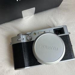 FUJIFILM X100VI Digital Camera (Silver) Bundle 