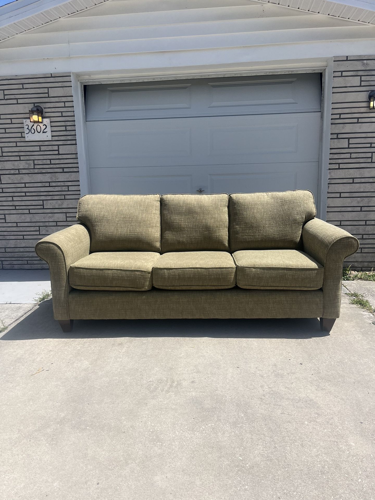 NEW QUALITY CRAFTMASTER SOFA (FREE DELIVERY)