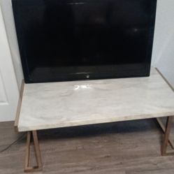 40 Inch Tv And Marble Table 