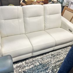 Like New Out Of Box Drew And Johnathan Leather Electric Dual Reclining Couch With Electric Headrests And Dual USB 