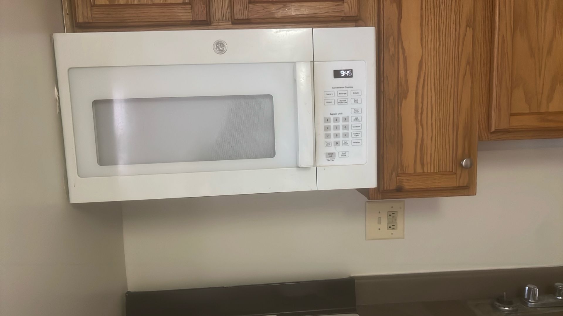 GE Under Cabinet Microwave Oven White
