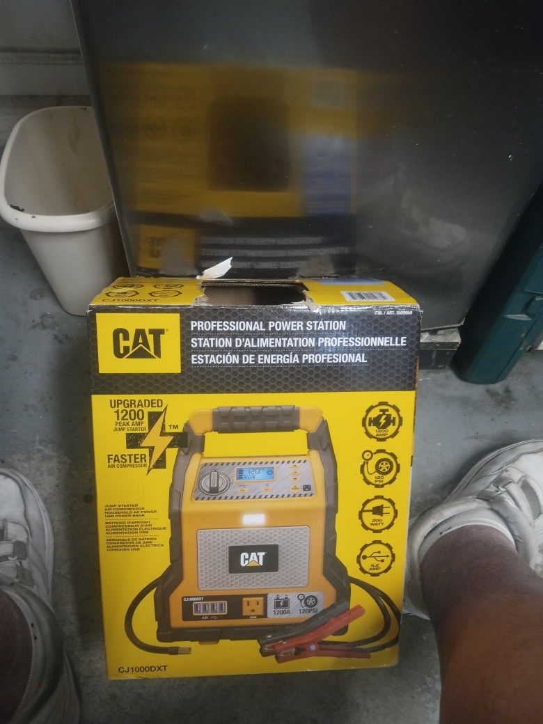 Cat Professional Power Supply/Jump Box