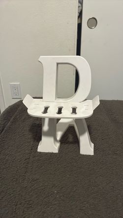 This is a VR holder it can hold your your headset and your controllers, and you could charge your headset on the stand