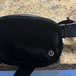 Lululemon Everywhere black Belt Bag