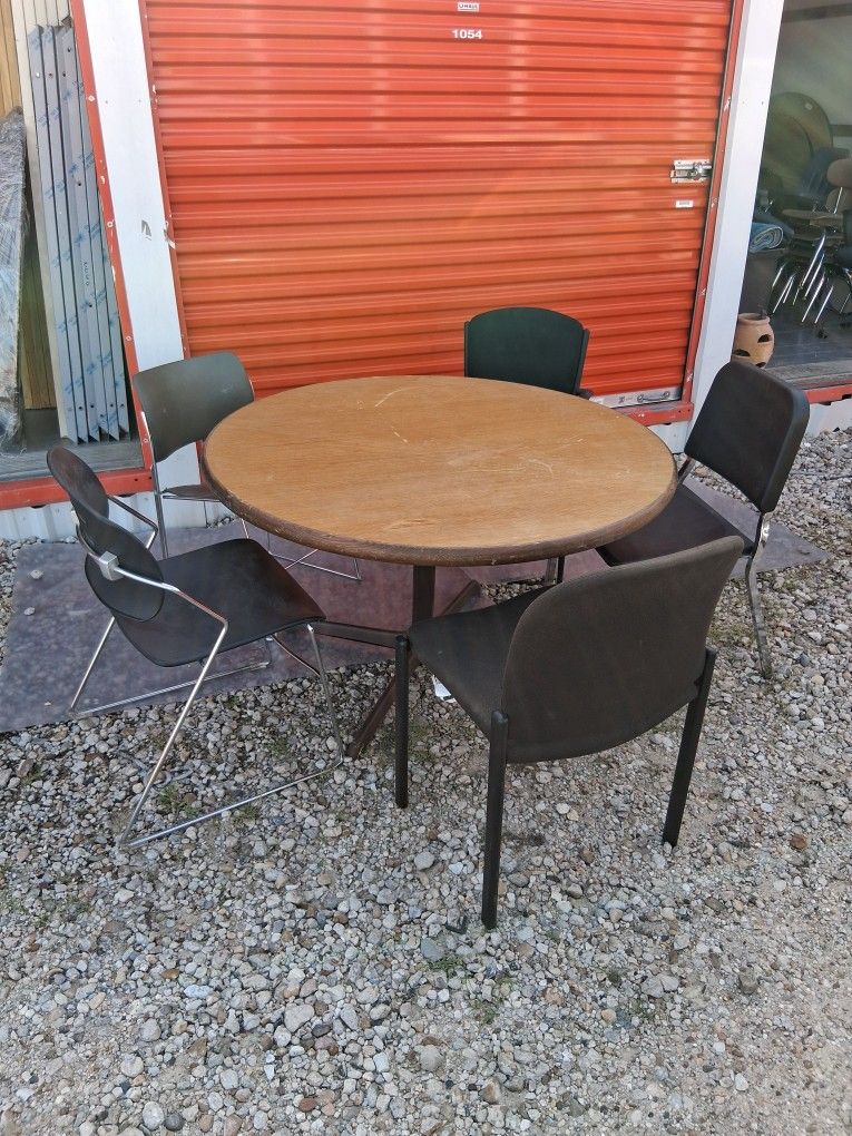 Table and 4 Chairs $75 Dlls.