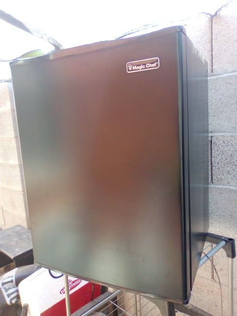 MAGIC CHEF Mini Fridge