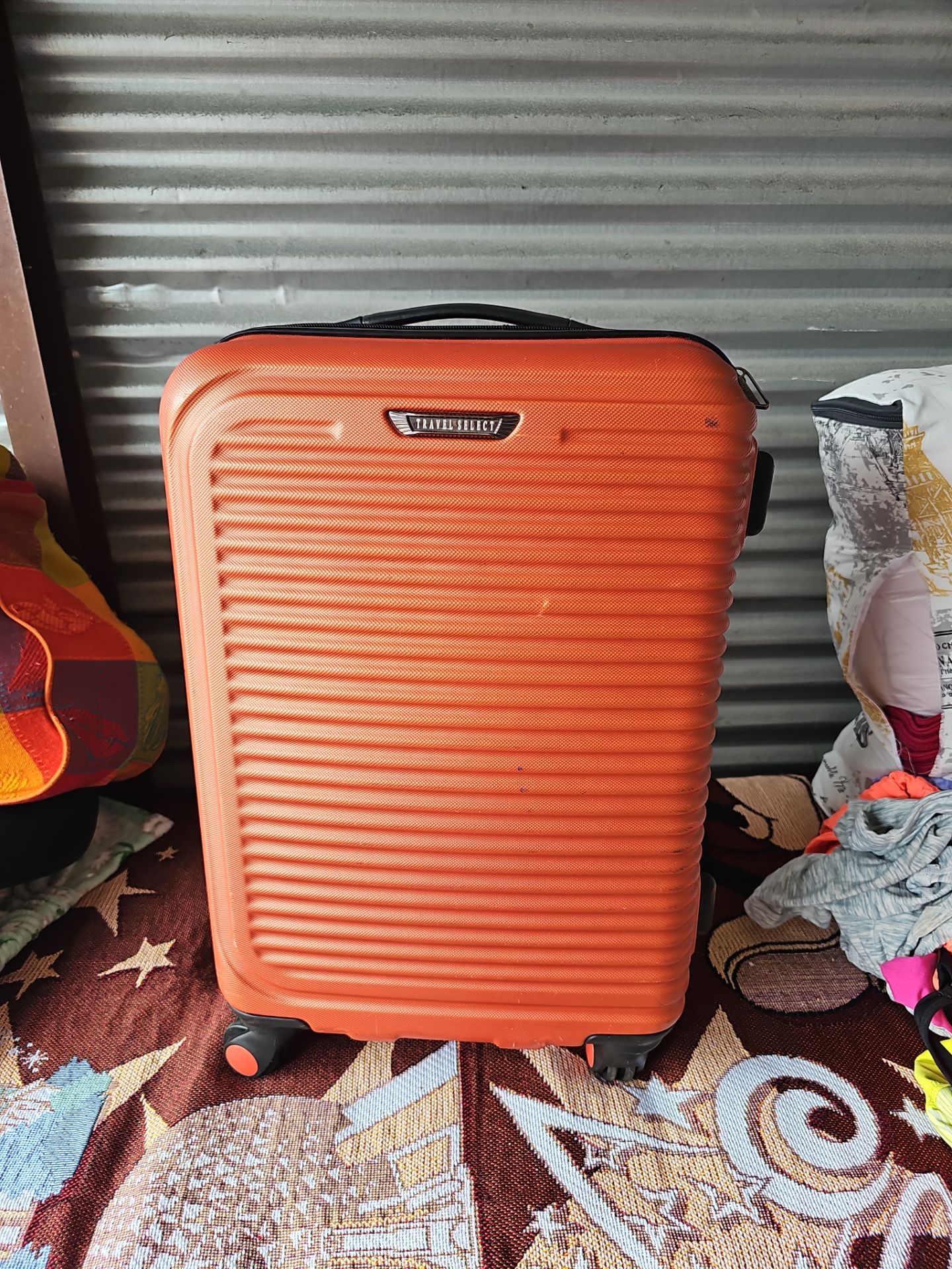ORANGE CARRY ON