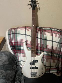 Ibanez 4 string bajo w gig bag