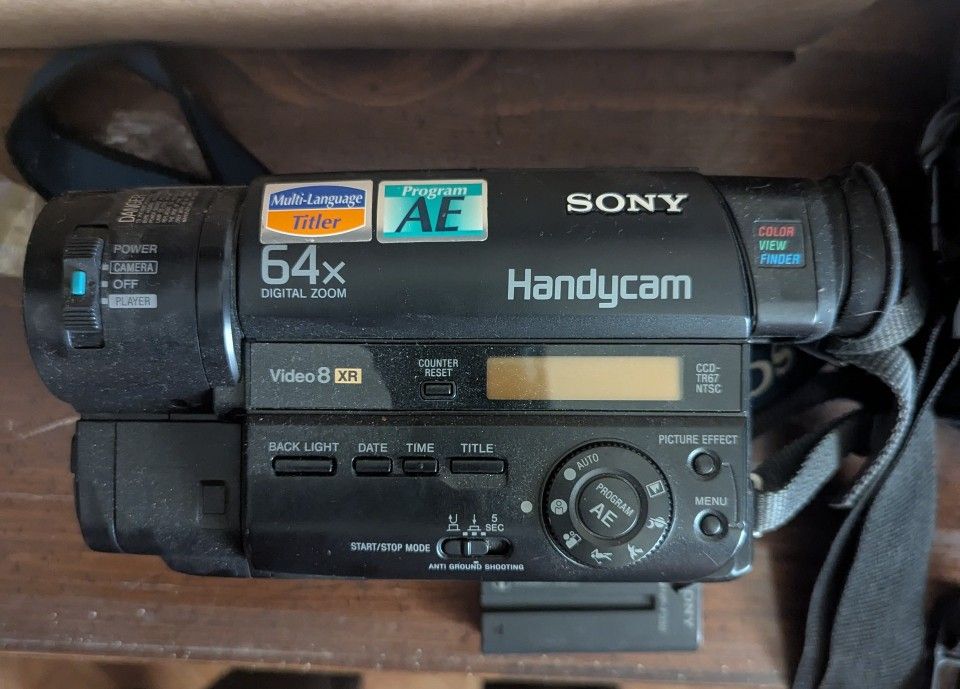 Sony Handycam CCD-TR67 Video 8 Camcorder