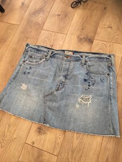 LEVIS MINI SKIRT SIZE 13
