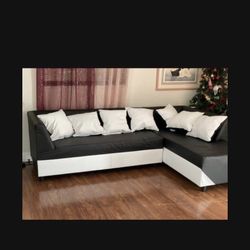 FUNiTURE -NEW SECTIONAL  BLACK AND WHITE BRAND New 