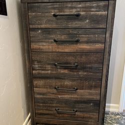 Chest drawer. like new condition.