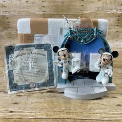 Bradford Exchange Disney 30th Anniversary 3D Plate Tomorrowland Mickey Minnie - Gift