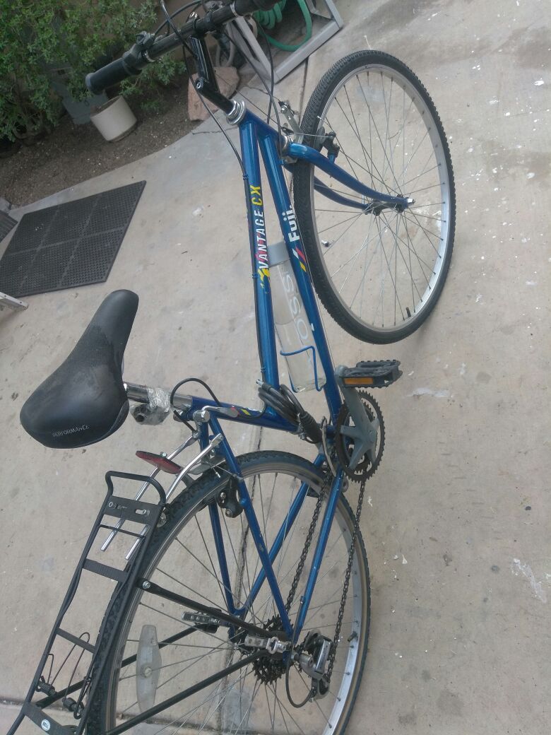 Womans 18 speed Fuji Vantige CX Hybrid bicycle.
